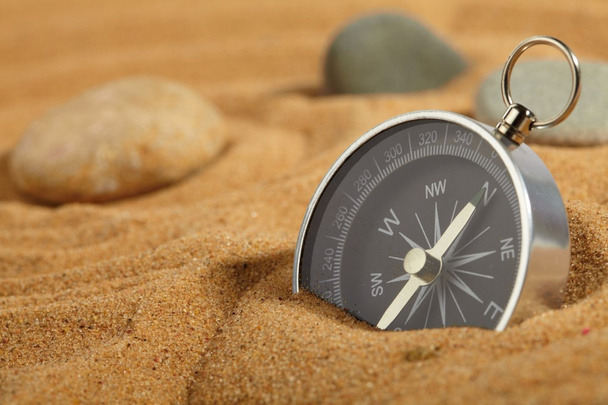kompas w piasku - Zdjęcie, obraz