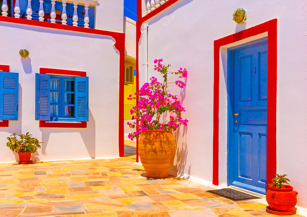 Красивый дом и яркие цветы
 - Фото, изображение