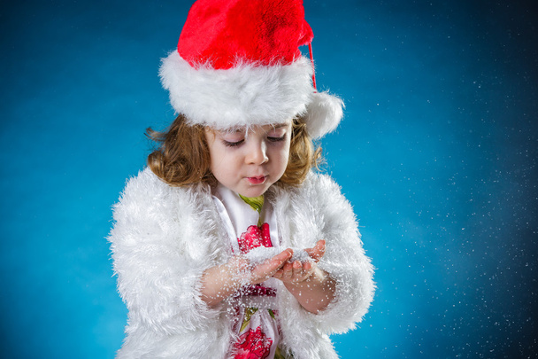 téli, ünnepek, karácsony koncepció - gyönyörű kislány havi - Fotó, kép