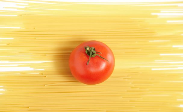 Raw spaghetti and fresh tomatoes - Photo, Image