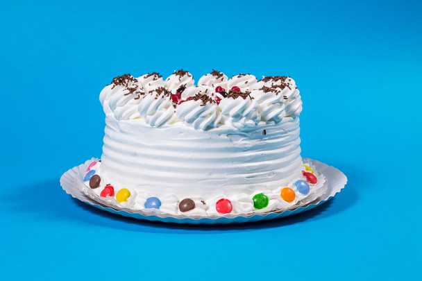 Вкусный сливочный торт на день рождения красочные конфеты украшены
  - Фото, изображение