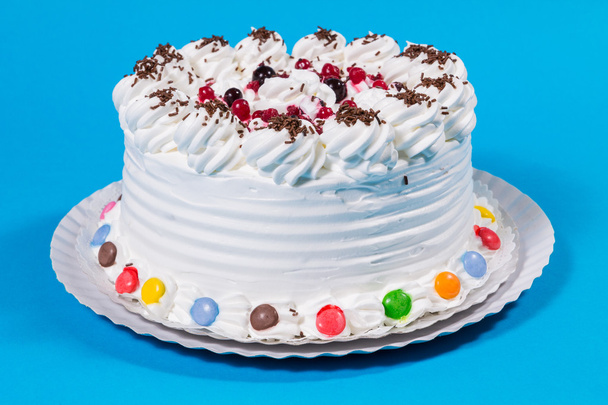 Smaczny urodziny kremowe ciasto kolorowe cukierki zdobi  - Zdjęcie, obraz