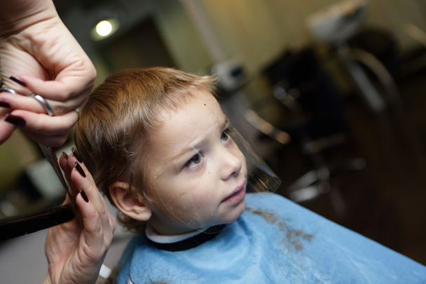 Child getting haircut - Foto, afbeelding