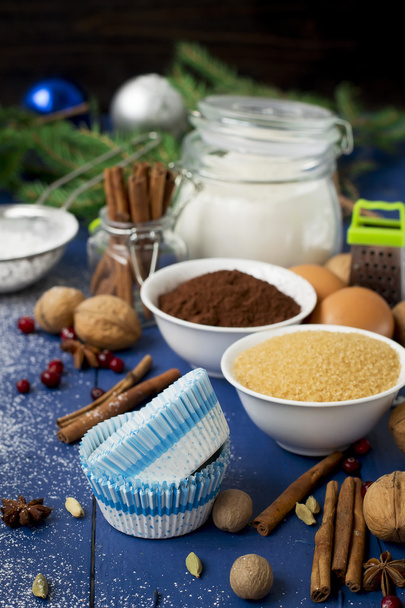 Ингредиенты для выпечки рождественских кексов на деревянном фоне
 - Фото, изображение
