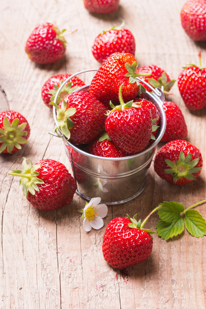 Strawberries in a decorative bucket - Foto, afbeelding