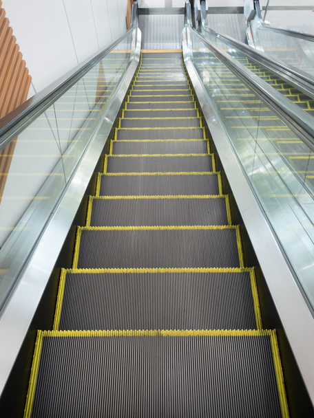Rolltreppe, Rolltreppen in öffentlichen Gebäuden hoch und runter., Rolltreppe i - Foto, Bild