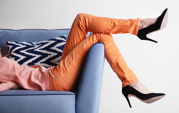 Woman legs on sofa - Foto, Bild