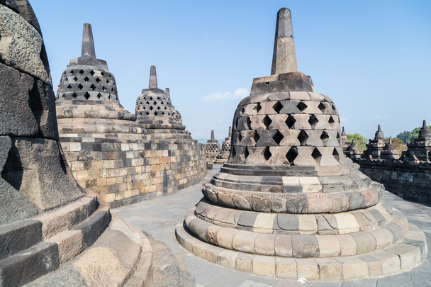 Stupa buddisti in cima al tempio Borobudur
 - Foto, immagini