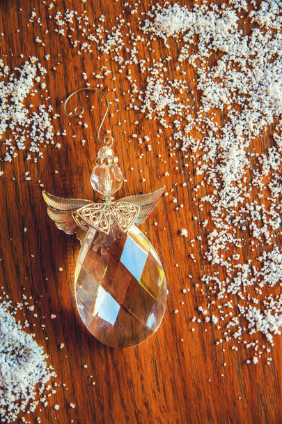 Άγγελος κρύσταλλο σε φόντο ξύλου - Φωτογραφία, εικόνα