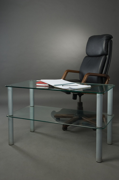 Кожаные кресла и стеклянный стол в офисе
 - Фото, изображение