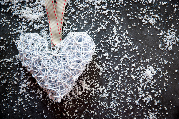Coeur de fil sur une ardoise avec de la neige autour
 - Photo, image