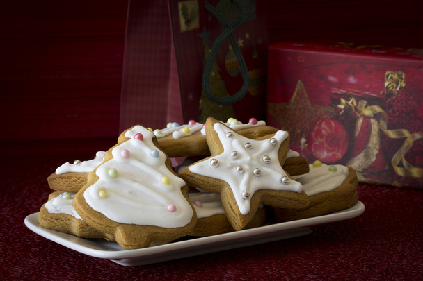 Украшенные рождественские печенья рядом с подарками
 - Фото, изображение
