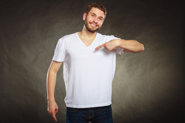 Man guy in blank shirt with copy space pointing. - Zdjęcie, obraz