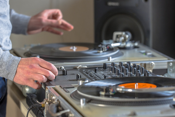 DJ mixing at home - Foto, afbeelding
