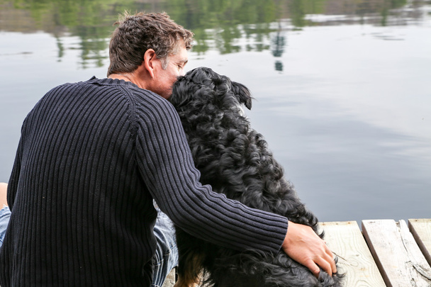 Muž se prolíná pes u jezera - Fotografie, Obrázek
