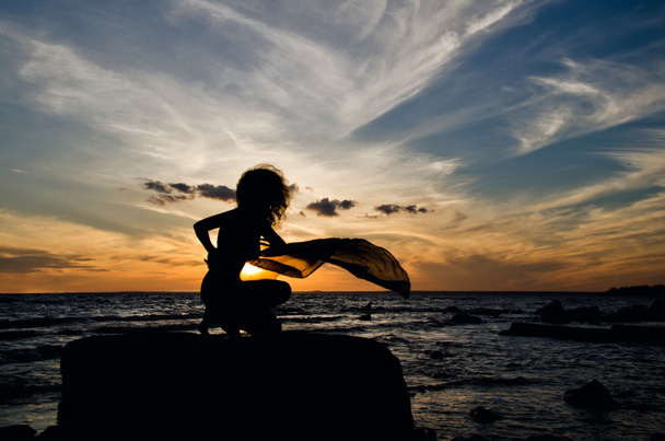 женщина на закате моря
 - Фото, изображение