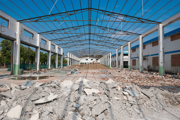Rozbiórka budynku dawnej fabryki z pod błękitne niebo - Zdjęcie, obraz