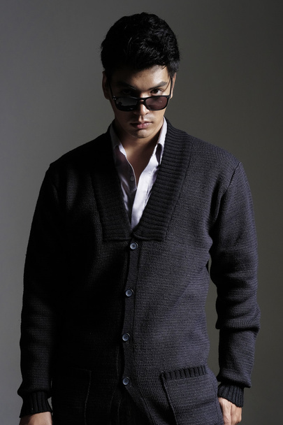 Azjatycki człowiek w przędzy sweter z okulary - Zdjęcie, obraz