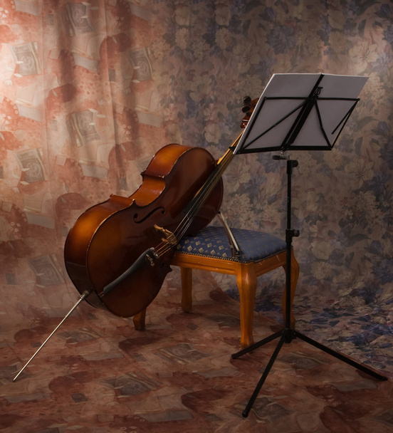 Старая виолончель и музыкальный стенд
 - Фото, изображение