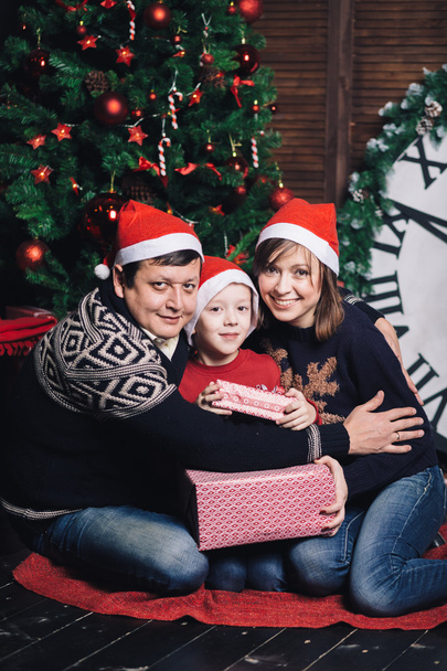 Karácsonyi család három személy piros sapka - Fotó, kép