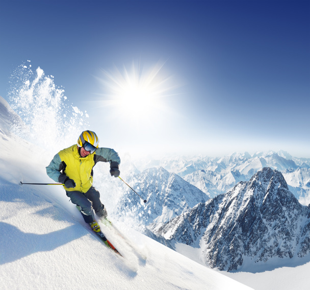 Esquiador en altas montañas
 - Foto, imagen