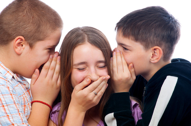 Dos chicos adolescentes contando chistes a una adolescente
 - Foto, Imagen