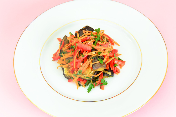 ダイエットと健康に良い食べ物: 茄子、サラダ ニンジン. - 写真・画像