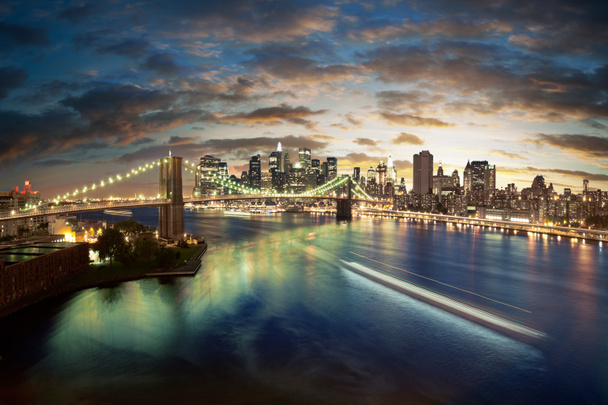 Erstaunliches New Yorker Stadtbild - aufgenommen nach Sonnenuntergang - Foto, Bild