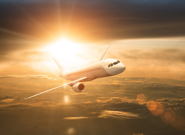 Lentokone auringonlaskun / auringonnousun aikana
 - Valokuva, kuva