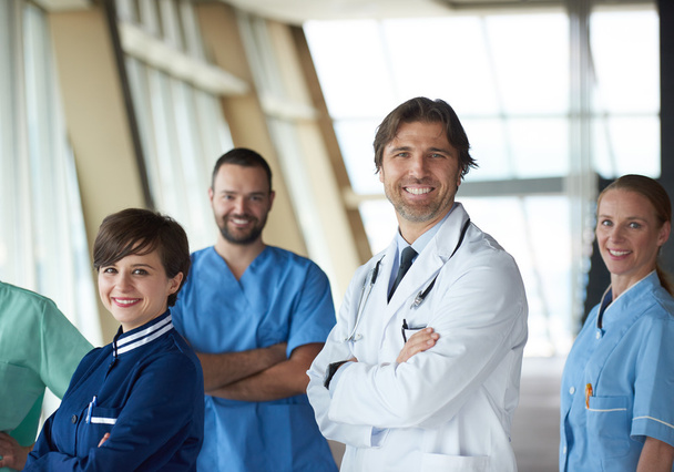 ομάδα γιατρών σε σύγχρονο νοσοκομείο - Φωτογραφία, εικόνα