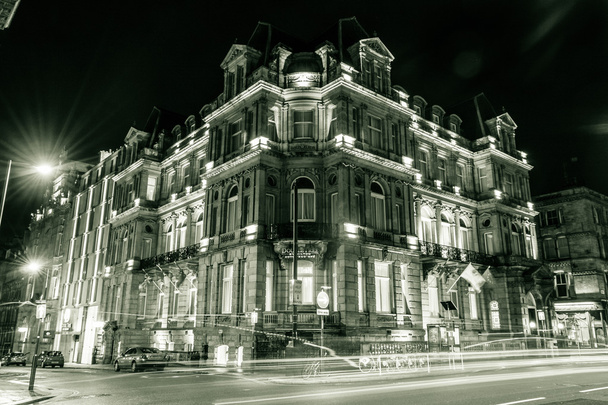 DoubleTree by Hilton Hotel & Spa by night facade - Φωτογραφία, εικόνα
