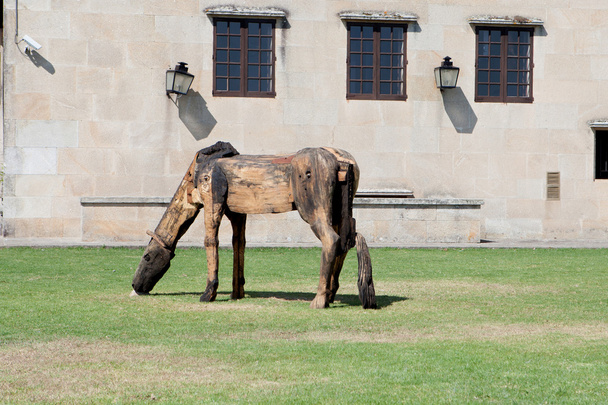 Escultura de un caballo de madera
   - Foto, Imagen