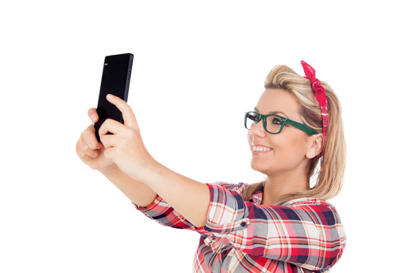Милая девушка делает селфи со смартфоном
 - Фото, изображение