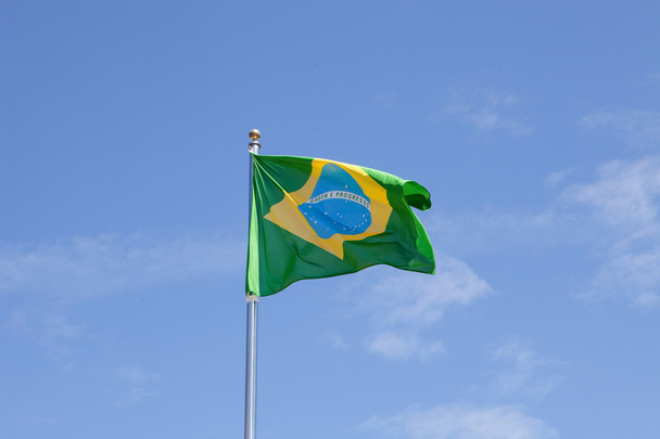 Bandera brasileña ondeando en el mástil
 - Foto, Imagen