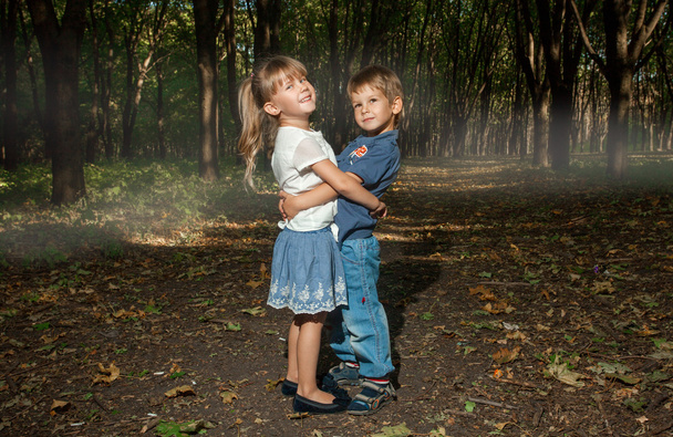 μικρό αγόρι και κορίτσι αγκαλιάζει  - Φωτογραφία, εικόνα