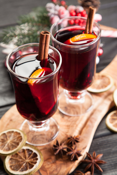Mulled wine with cinnamon and orange - Foto, Imagen