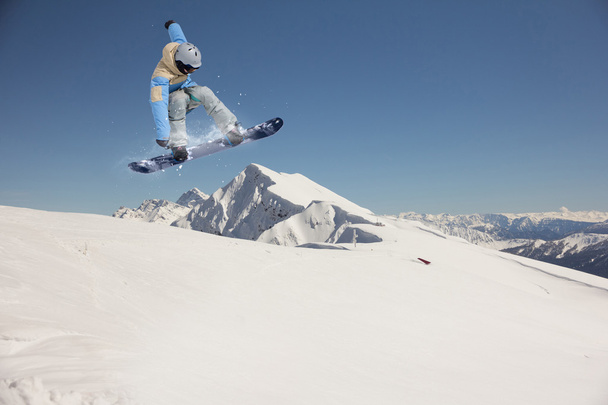 που φέρουν snowboarder στα βουνά - Φωτογραφία, εικόνα
