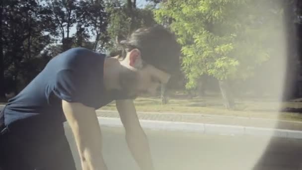 若いハンサムな男公園スローモーションで自転車に乗る - 映像、動画