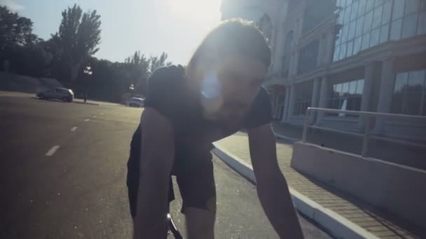 όμορφος νεαρός βόλτες με ένα ποδήλατο σε αργή κίνηση το πάρκο - Πλάνα, βίντεο