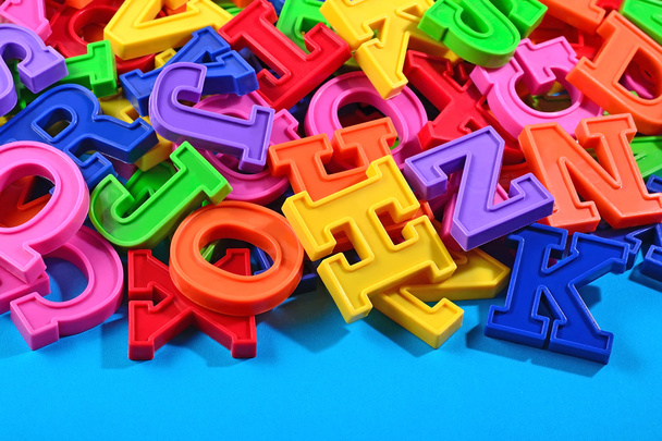 Letras coloridas del alfabeto plástico
 - Foto, Imagen