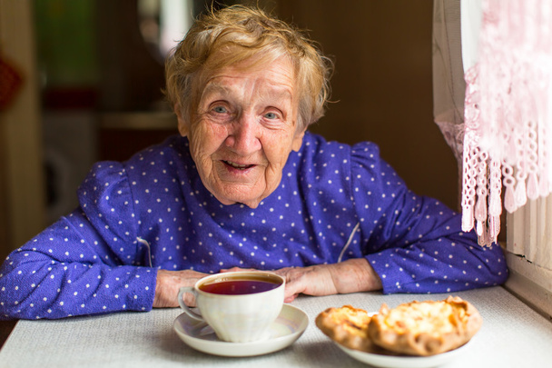 idős asszony teázás - Fotó, kép