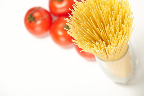 Nyers spagettit, friss paradicsommal - Fotó, kép