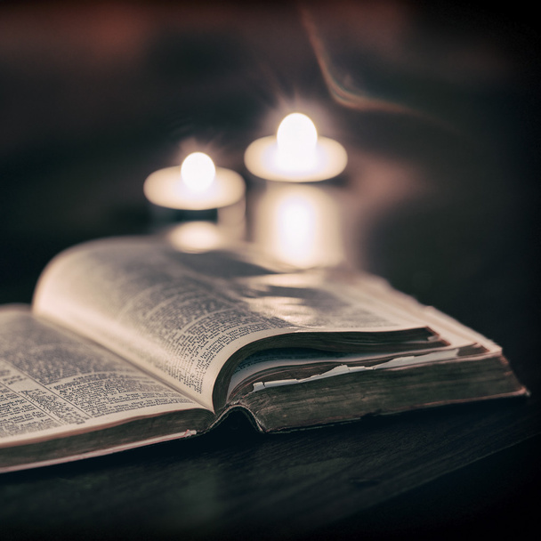 Raamattu kynttilöillä
 - Valokuva, kuva