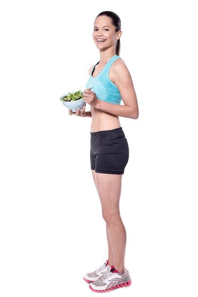 Fit woman eating vegetable salad - Foto, Imagen