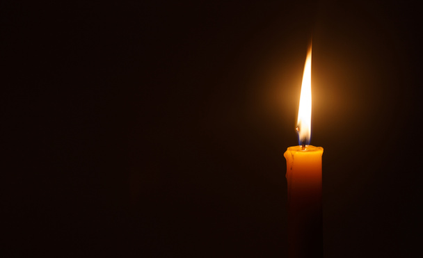 Κερί φως στο σκοτάδι σαν φως για τη ζωή - Φωτογραφία, εικόνα