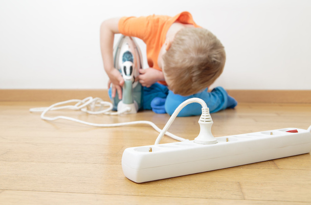 Enfant jouant avec l'électricité
 - Photo, image