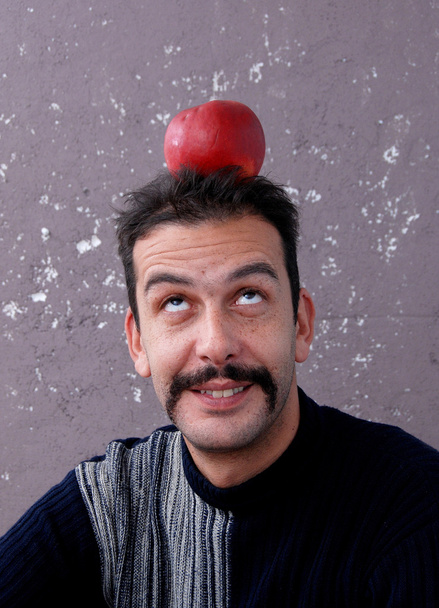 άνθρωπος με μουστάκια με μήλο ona κορυφή μιας έννοιας της head.movember - Φωτογραφία, εικόνα