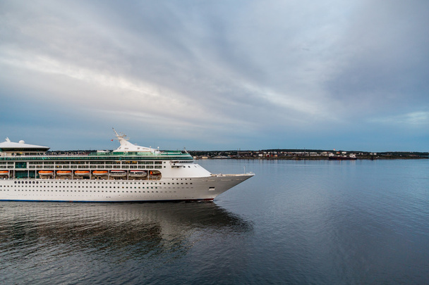 Cruise schip instelling varen onder grijze hemel - Foto, afbeelding
