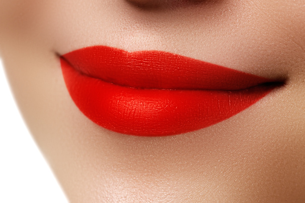 Des lèvres sexy. Beauté rouge lèvres maquillage détail. Magnifique maquillage en gros plan. Beauté mannequin visage de femme gros plan. Beauté et cosmétiques
 - Photo, image