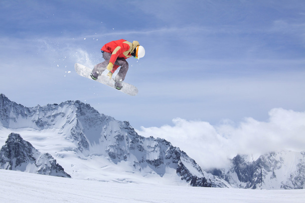 Snowboarder volador en las montañas
 - Foto, Imagen